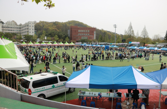 꼬똥 종친회에는 꼬똥 550여마리, 반려인 1200여명, 관계자 250여명이 모였다. 행사 안전을 위해 구급차도 대기 중이다.