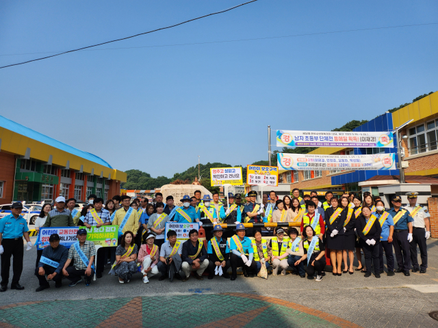 19일 오전 예천초등학교 앞에서 지역 내 민·관·경이 함께하는 등굣길 교통안전 캠페인을 진행했다. 예천경찰서 제공