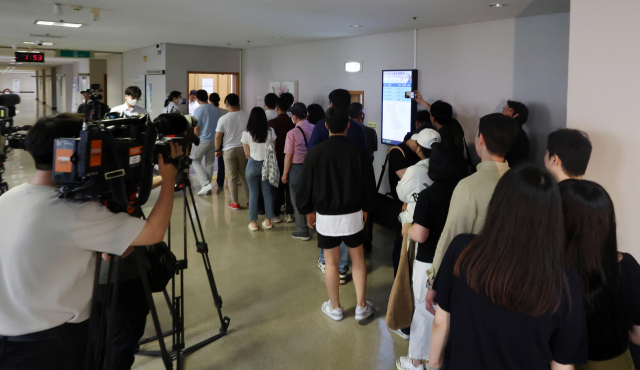 12일 오후 부산 연제구 부산고등법원에서 열린 돌려차기 사건 항소심 공판에 시민들이 방청을 위해 길게 줄을 서 있다. 연합뉴스