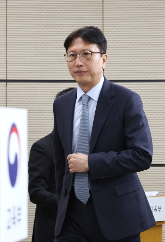 이규민 한국교육과정평가원장이 지난 6월 모의평가와 관련해 기관장으로서 책임을 지고 사임하기로 했다고 밝혔다. 이 원장이 지난 3월 28일 세종시 정부세종청사에서 2024학년도 대학수학능력시험 시행 기본계획 발표를 위해 단상에 오르고 있다. 연합뉴스