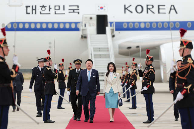 윤석열 대통령과 부인 김건희 여사가 19일(현지시간) 파리 오를리 공항에 공군 1호기 편으로 도착해 의장대를 사열하고 있다. 오는 21일까지 프랑스를 방문하는 윤 대통령은 에마뉘엘 마크롱 대통령과 정상회담, 국제박람회기구 총회 참석 등의 일정을 소화할 예정이다. 연합뉴스