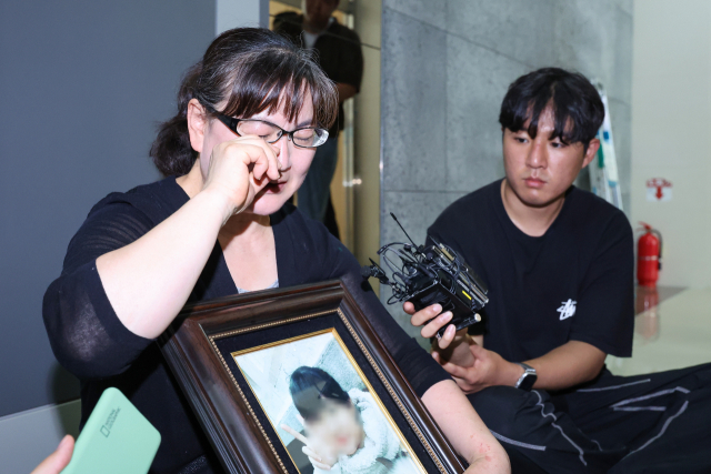 권경애 변호사의 재판 불출석으로 소송에서 진 학교폭력 피해자 유족 이기철 씨가 19일 오후 권 변호사에 대한 징계위원회가 열리는 서울 서초구 대한변호사협회 회관에서 취재진과 인터뷰하던 중 눈물을 흘리고 있다. 연합뉴스