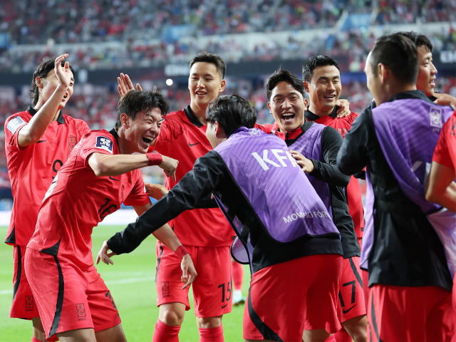 20일 대전월드컵경기장에서 열린 축구 국가대표팀 평가전 한국과 엘살바도르의 경기. 후반 초반 황의조(왼쪽에서 두 번째)가 선제골을 넣은 뒤 동료들과 기쁨을 나누고 있다. 연합뉴스