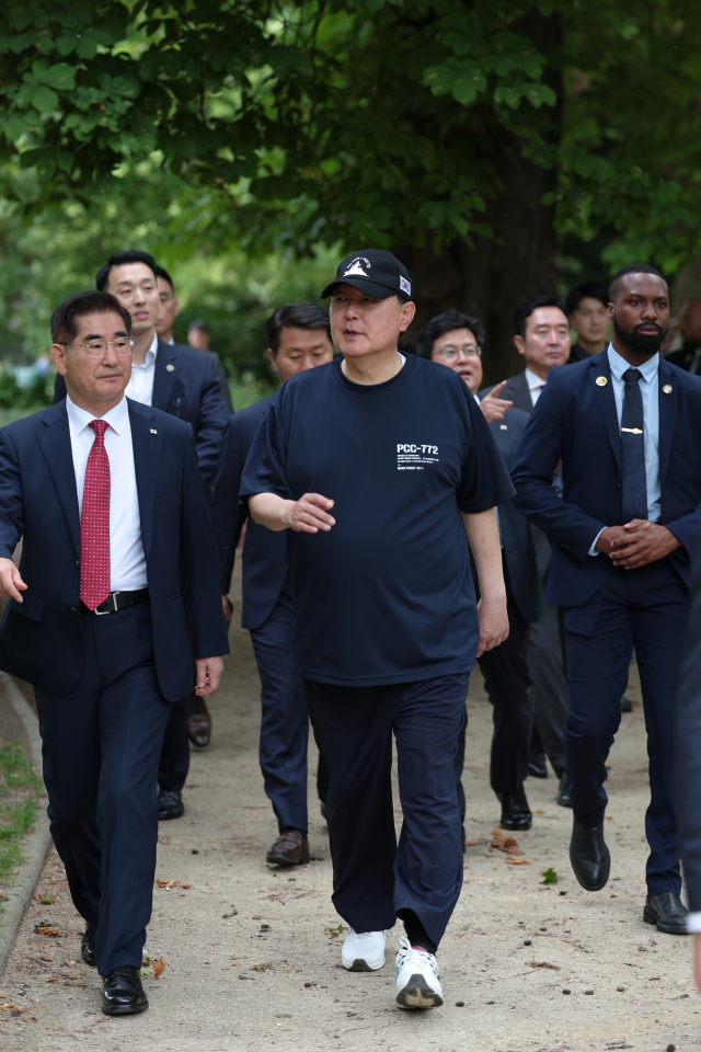 국제박람회기구(BIE) 총회 참석차 프랑스를 방문 중인 윤석열 대통령이 20일(현지시간) 파리의 몽소 공원을 산책하고 있다. 연합뉴스