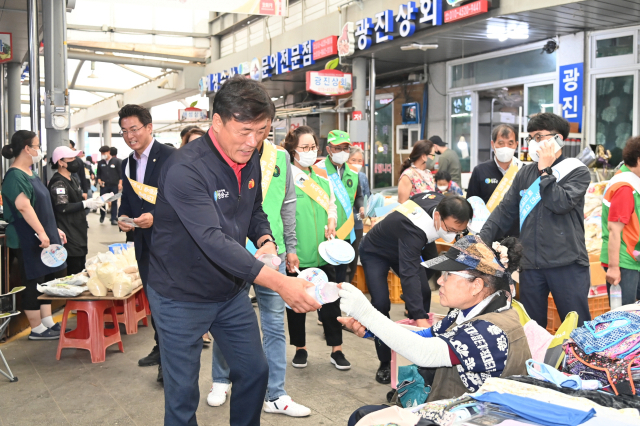 윤경희 청송군수가 폭염 속 지역 전통시장 상인에게 얼음생수를 나눠주고 있다. 청송군 제공