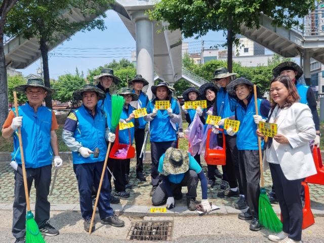 구미시설공단은 집중호우로 인한 피해를 최소화하고자 6월 19일, 20일 이틀 간 진평동 일대 배수불량지구 빗물받이 주변을 집중 청소했다. 구미시설공단 제공