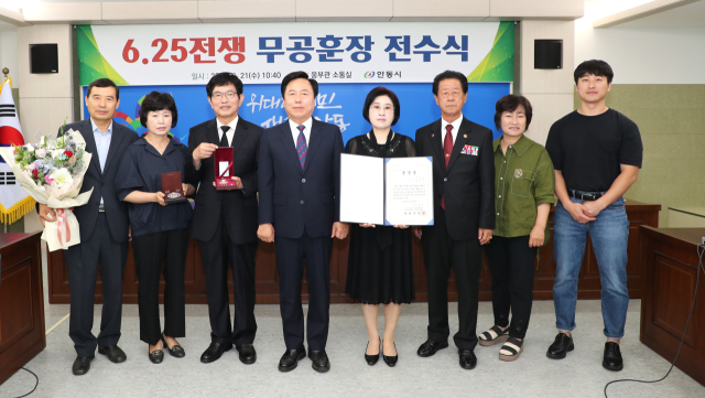 한국전쟁에 참전해 전사한 이후 조카인 김재문(왼쪽 세 번째) 전 가톨릭상지대 부총장의 수년간의 노력으로 훈장이 추서된 고 김용섭 씨에게 권기창 안동시장이 국방부장관을 대신해 훈장을 전수했다. 안동시 제공