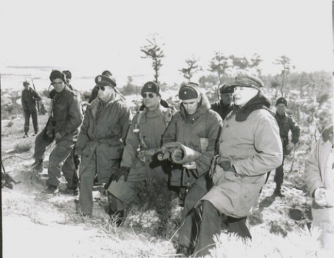 1950년 전장을 순시하는 맥아더 사령관(오른쪽)과 리지웨이 사령관(가운데). 연합뉴스