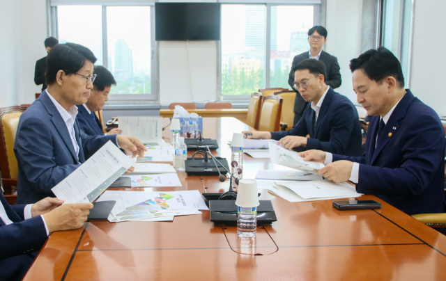 박남서 영주시장이 원희룡 국토부장관과 만나 지역 현안사업을 논의하고 있다. 영주시 제공