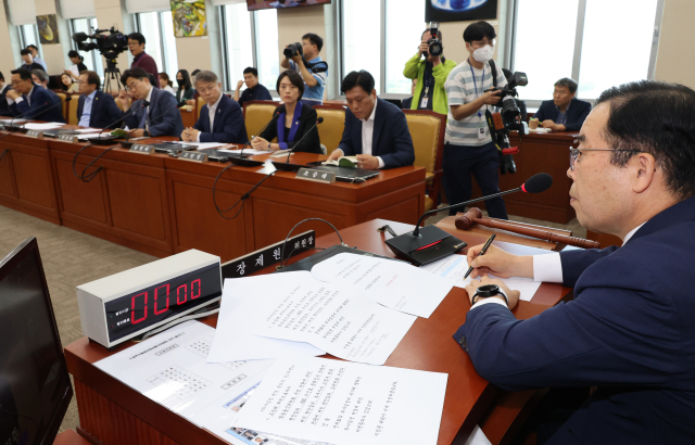 22일 국회 과학기술정보방송통신위원회에서 여당 간사인 박성중 의원이 장제원 위원장을 대신해 전체회의를 진행하고 있다. 이날 회의에 다른 국민의힘 의원들은 불참했다. 연합뉴스