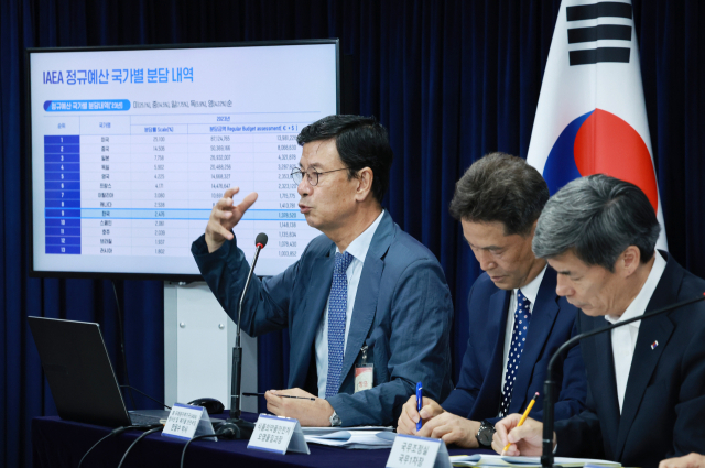 한필수 전 국제원자력기구(IAEA) 방사선수송폐기물안전국장이 22일 정부서울청사에서 열린 후쿠시마 원전 오염수 방류 관련 일일브리핑에서 참석해 발언하고 있다. 연합뉴스