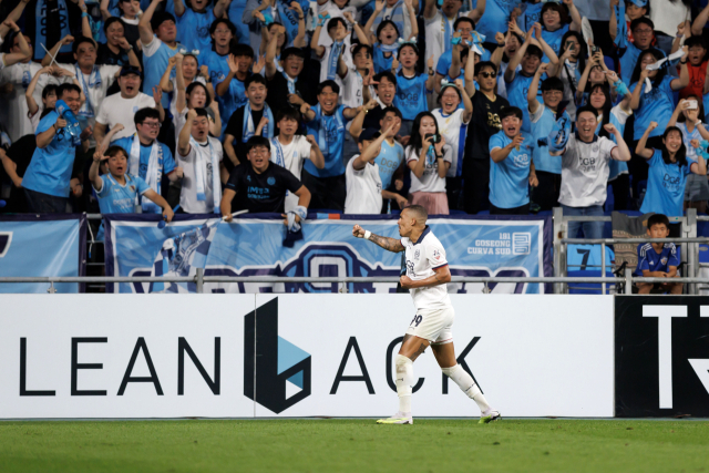 24일 울산에서 열린 프로축구 K리그1 대구FC와 울산 현대의 경기. 대구가 0대2로 뒤진 후반 대구의 바셀루스가 만회골을 넣은 뒤 대구 원정 팬들과 기쁨을 나누고 있다. K리그 제공