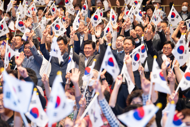 지난 25일 6.25전쟁 제73주년 호국보훈 기념행사가 구미문화예술회관에서 열린 가운데 기념식에서 만세삼창이 진행됐다. 구미시 제공