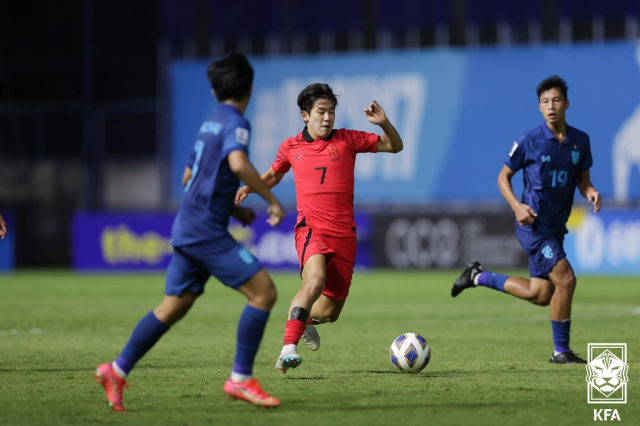 한국 17세 이하(U-17) 축구 대표팀 윤도영이 25일(현지 시간) 태국 빠툼타니 스타디움에서 열린 2023 아시아축구연맹(AFC) U-17 아시안컵 대회 태국과의 8강전에서 드리블하고 있다. 연합뉴스