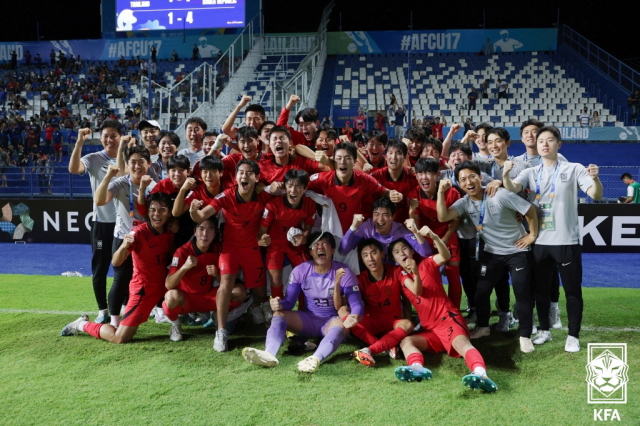 한국 17세 이하(U-17) 축구 대표팀 선수들이 25일(현지 시간) 태국 빠툼타니 스타디움에서 열린 2023 아시아축구연맹(AFC) U-17 아시안컵 대회 태국과의 8강전에서 4대1로 승리했다. 선수단이 대회 준결승과 2회 연속 U-17 월드컵 본선 진출을 확정한 뒤 기념촬영을 하며 기뻐하고 있다. 연합뉴스