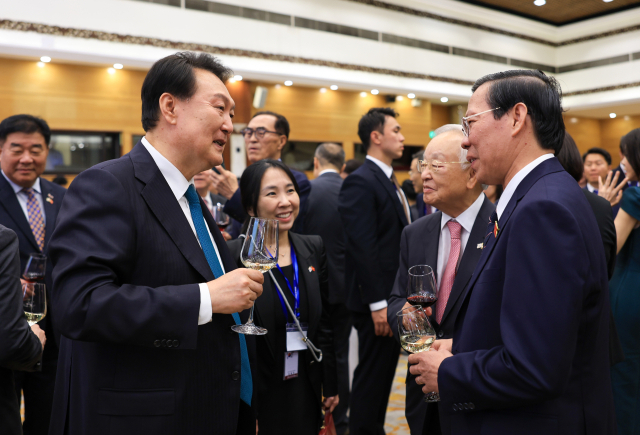 지난 23일 베트남을 국빈 방문한 윤석열 대통령이 하노이 국제컨벤션센터에서 열린 국빈 만찬에서 참석자들과 환담을 나누고 있다. 연합뉴스