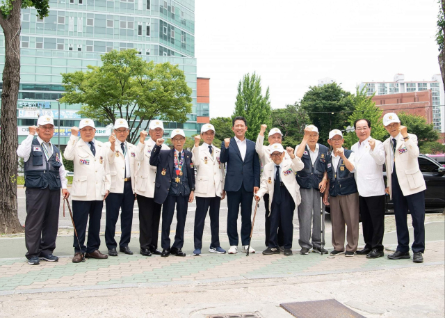 김장호 김 시장이 25일 참전용사 오원기(95) 옹 자택을 방문·격려하고 참전유공자 임원들과 함께 기념촬영을 하고 있다. 구미시 제공