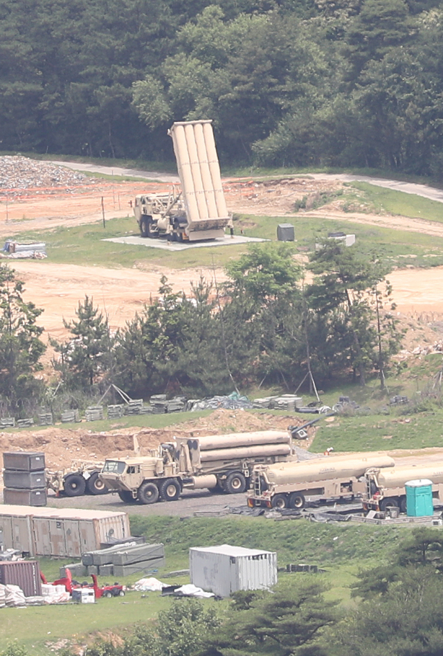 22일 경북 성주군 주한미군 고고도 미사일방어체계(THAAD·사드) 기지에서 발사대가 하늘을 향하고 있다. 국방부는 이날 사드 기지 정상 운영 막바지 준비를 한다고 발표했다. 연합뉴스