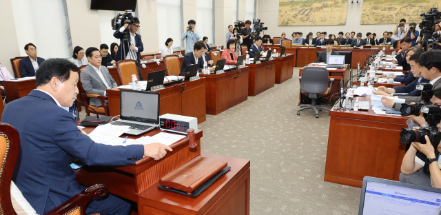 김철민 교육위원장이 27일 오후 서울 여의도 국회에서 열린 교육위원회 전체회의에서 의사봉을 두드리고 있다. 연합뉴스