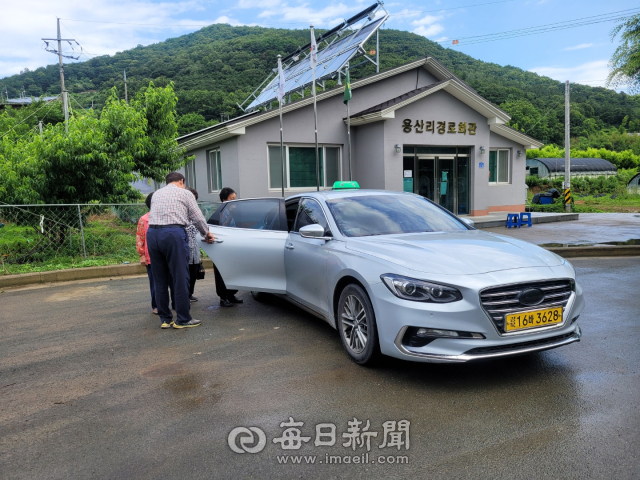 경산시가 7월 1일부터 행복택시 사업을 시행한다. 사진은 용성면 용산리 주민들이 용산리마을회관에서 볼일을 보러 가기 위해 마을택시를 타고 있다. 경산시 제공