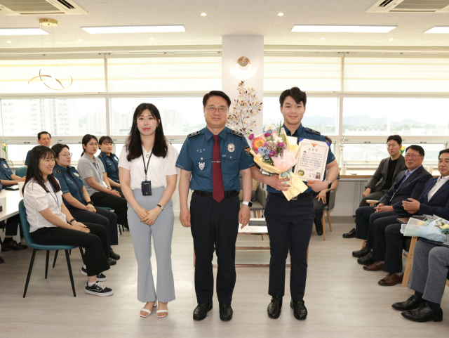 최주원 경북경찰청장이 28일 올해 도내 수사경과자 최다 합격자를 배출한 문경경찰서를 격려 방문, 유공표창을 받은 직원들과 기념촬영을 하고 있다. 문경경찰서 제공