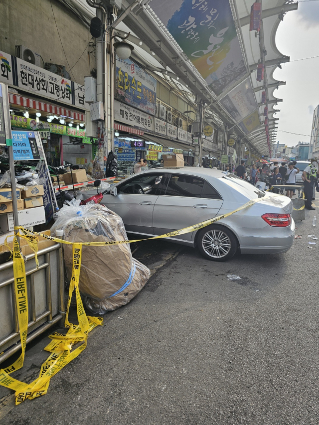 28일 오후 4시 23분쯤 대구 서문시장에서 70대 운전자가 모는 승용차가 서문주차장 출입구 앞에서 맞은 편 가게로 돌진하는 사고가 발생했다. 독자 제공