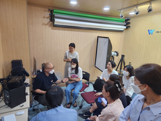 지난 28일 경북여성기업종합센터 직원들이 325스튜디오 김승재 대표으로부터 교육을 받고 있다. 경북여성기업종합지원센터 제공
