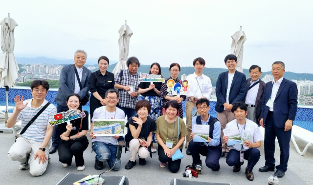 일본 여행사 및 언론사 관계자들이 수성구 한 스파·리조트 시설 견학 후 기념 촬영을 하고 있다. 수성구청 제공