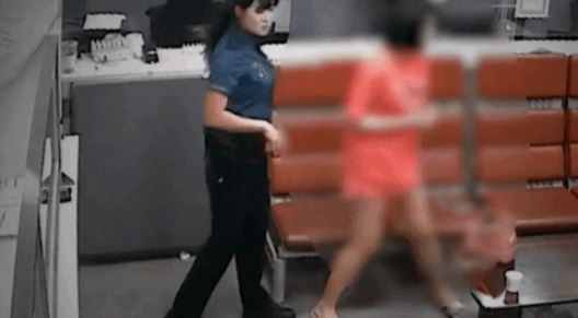 마약 투약 혐의로 재판중에 또 마약을 투약하고 지구대에 인계된 여성. 서울경찰 유튜브