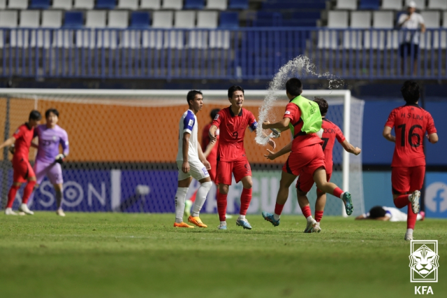 29일(현지시간) 태국 빠툼타니 스타디움에서 열린 2023 아시아축구연맹(AFC) 17세 이하(U-17) 아시안컵 4강전에서 우즈베키스탄을 1-0으로 꺾으며 결승에 진출한 대표팀 선수들이 기뻐하고 있다. 연합뉴스