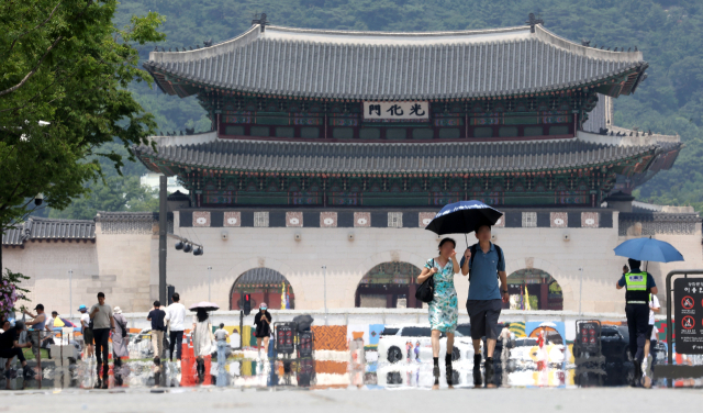 폭염주의보가 발효 중인 서울 광화문광장에 아지랑이가 피어오르고 있다. 연합뉴스