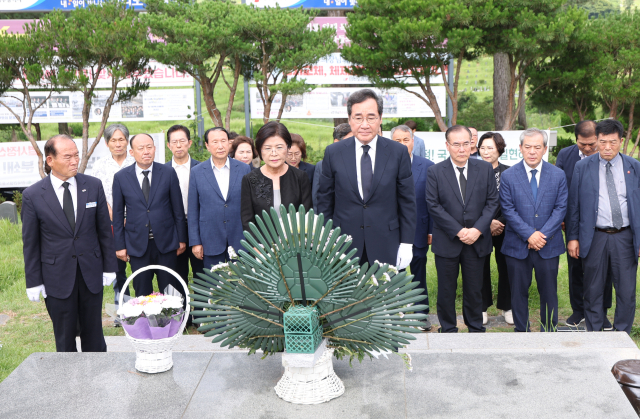 더불어민주당 이낙연 전 대표가 2일 오전 광주 북구 민족민주열사묘역(옛 망월묘역)을 참배하고 있다. 연합뉴스