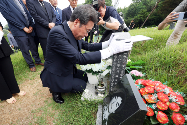 더불어민주당 이낙연 전 대표가 2일 오전 광주 북구 민족민주열사묘역(옛 망월묘역)에서 고(故) 이한열 열사의 묘를 참배하고 있다. 연합뉴스