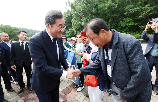 더불어민주당 이낙연 전 대표가 2일 오전 광주 북구 국립 5·18 민주묘지에서 지지자들과 만나 인사를 나누고 있다. 연합뉴스