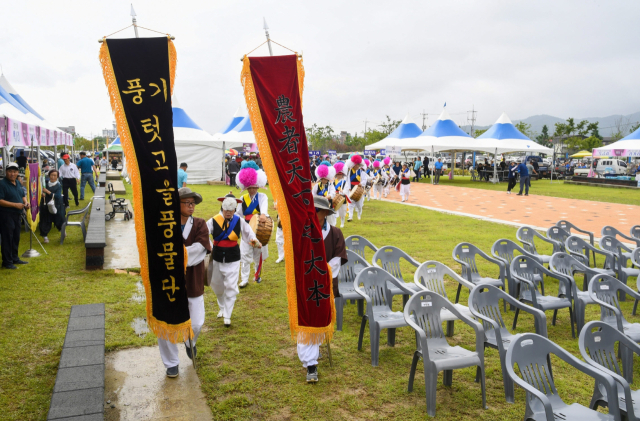 풍기 텃고을 풍물단이 축제장으로 입장하고 있다. 영주시 제공