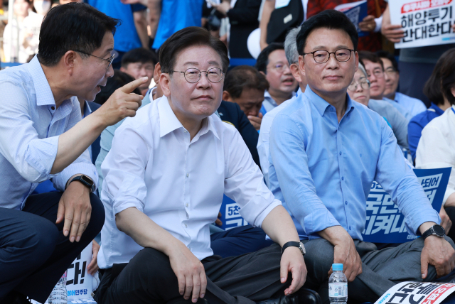 더불어민주당 이재명 대표(가운데)가 1일 오후 서울 중구 숭례문 일대에서 열린 