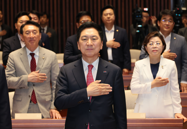 국민의힘 김기현 대표와 의원들이 30일 오후 국회에서 열린 의원총회에서 국기에 경례하고 있다. 연합뉴스