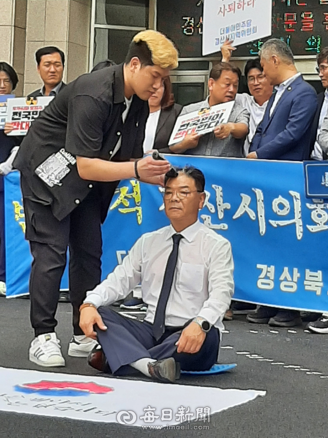 양재영 경산시의원이 3일 경산시의회 앞에서 박순득 의장의 사퇴를 촉구하며 삭발을 하고 있다. 김진만 기자