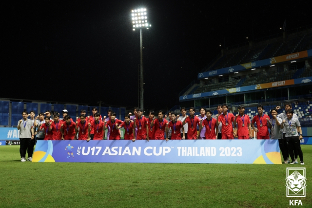 2일(현지시간) 태국 빠툼타니 스타디움에서 열린 아시아축구연맹(AFC) 17세 이하(U-17) 아시안컵 결승전 대한민국과 일본의 경기가 끝난 뒤 준우승을 차지한 대표팀 선수들이 기념촬영을 하고 있다. 연합뉴스