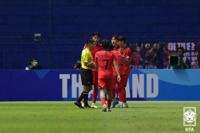 2일(현지 시간) 태국 빠툼타니 스타디움에서 열린 아시아축구연맹(AFC) 17세 이하(U-17) 아시안컵 결승전 대한민국과 일본의 경기에서 대표팀 고종현이 수비 과정에서 경고 누적으로 퇴장 판정을 받자 선수들이 항의하고 있다. 연합뉴스