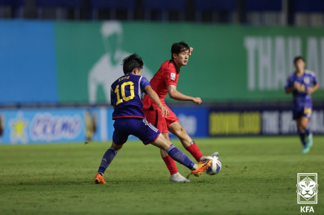 2일(현지 시간) 태국 빠툼타니 스타디움에서 열린 아시아축구연맹(AFC) 17세 이하(U-17) 아시안컵 결승전 대한민국과 일본의 경기에서 대표팀 윤도영이 일본 사토를 앞에 두고 패스를 시도하고 있다. 연합뉴스