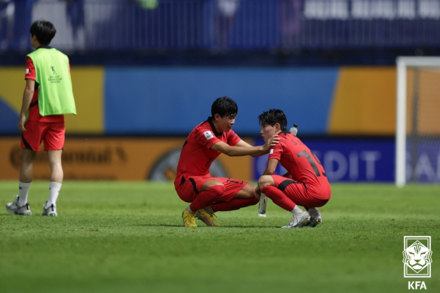 2일(현지 시간) 태국 빠툼타니 스타디움에서 열린 아시아축구연맹(AFC) 17세 이하(U-17) 아시안컵 결승전 대한민국과 일본의 경기가 끝난 뒤 박승수(왼쪽)가 김성주를 다독이고 있다. 연합뉴스