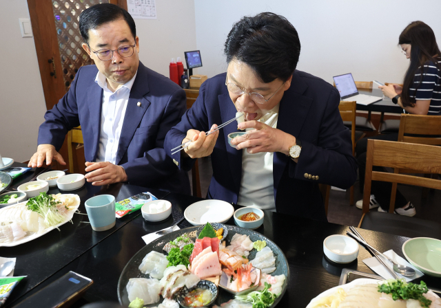 국회 과학기술정보방송통신위원회 장제원 위원장을 비롯한 국민의힘 위원들이 3일 오전 서울 동작구 노량진 수산시장에서 직접 고른 해산물로 식사를 하고 있다. 연합뉴스