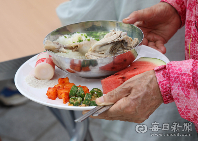 폭염 경보가 발효된 3일 대구 동구 대구선 옛 동촌역 광장을 찾은 어르신들이 동구자원봉사센터가 운영 중인 무료급식차량에서 삼계탕을 배식받고 있다. 폭염이 예보되면 노약자는 한낮 야외활동을 자제하는 것이 최선이지만 이날 무료급식 차량 앞에는 한끼 식사를 해결하려는 수백 명의 어르신들로 장사진을 이뤘다. 우태욱 기자 woo@imaeil.com