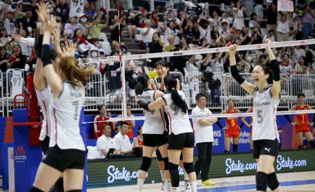 1일 경기도 수원 서수원칠보체육관에서 열린 2023 국제배구연맹(FIVB) 발리볼네이션스리그(VNL) 한국과 중국의 경기에서 한국 선수들이 득점에 성공한 뒤 기뻐하고 있다. 배구협회 제공