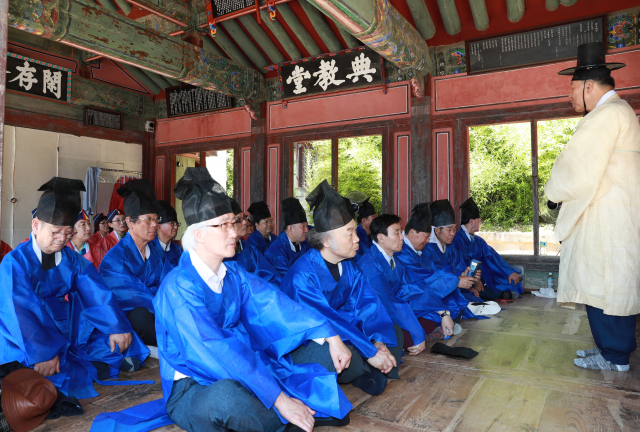 한국국학진흥원은 지난달 23일과 24일 이틀 동안 경북선비아카데미 제1차 리더과정을 실시했다. 사진은 도산서원 알묘 모습. 한국국학진흥원 제공