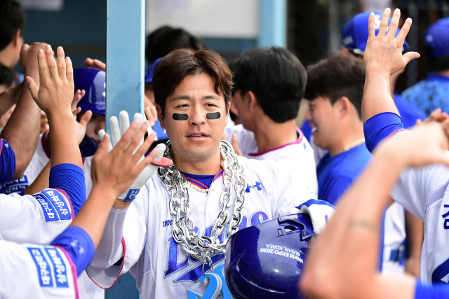 삼성 라이온즈의 강민호가 4일 포항에서 열린 프로야구 두산 베어스와의 경기에 출전, 좌월 투런 홈런을 날리고 덕아웃으로 들어오자 동료들이 반겨주고 있다. 삼성 제공