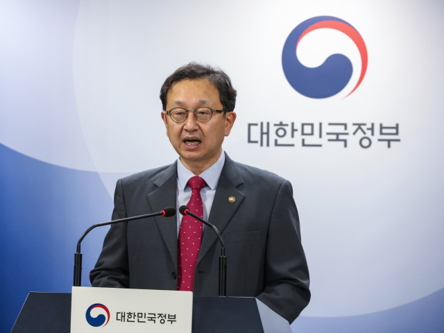 정승윤 국민권익위원회 부위원장 겸 사무처장이 5일 오후 서울 종로구 정부서울청사에서 2022년도 공공기관 공익 신고 처리 및 제도 운용 현황을 발표하고 있다. 권익위 조사 결과 지난해 공공기관에 접수된 공익 신고는 5,646,520건으로 공익신고자 보호법 시행 초기인 10년 전에 비해 13배 이상 증가한 것으로 나타났다. 연합뉴스