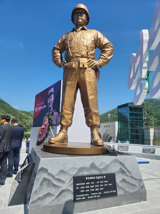 경북 칠곡 다부동 전적기념관에 세워진 백선엽 장군 동상. 전병용 기자