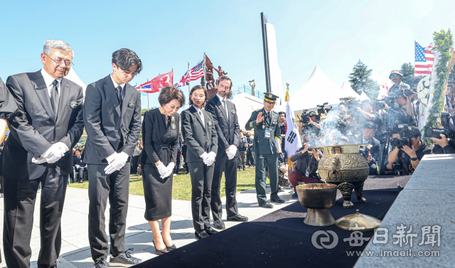 5일 경북 칠곡 다부동전적기념관에서 백선엽 장군 동상 제막식에 참석한 백선엽 장군 장녀인 백남희 여사가 감사말을 전하고 있다. 안성완 기자 asw0727@imaeil.com